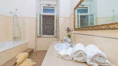 Großes Badezimmer