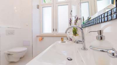 Komplettes Badezimmer